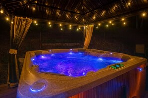 Outdoor spa tub - Family & Group Friendly Mountain Retreat w/ HotTub,EV Charger,Ski,Mountain View (Mc Gaheysville)