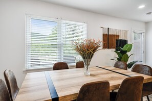 Dining - Family & Group Friendly Mountain Retreat w/ HotTub,EV Charger,Ski,Mountain View (Mc Gaheysville)