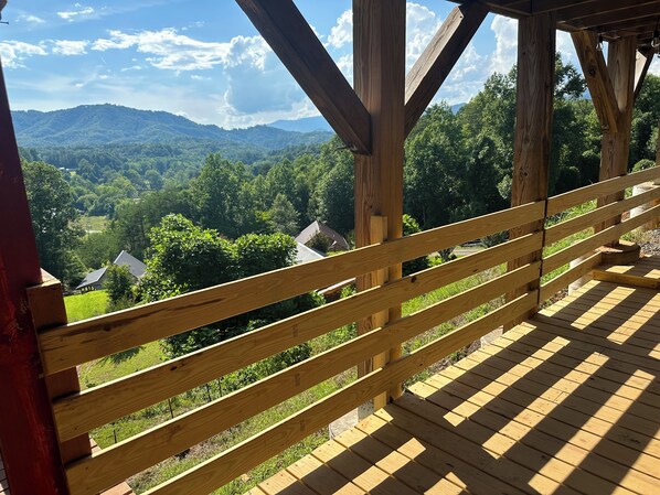 Property grounds - 2-bedroom lower level walkout apartment , moments from downtown Bryson (Bryson City)
