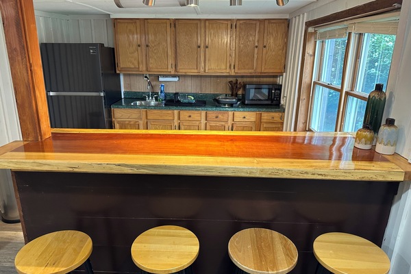 Refrigerador, microondas, cafetera/tetera, utensilios de cocina