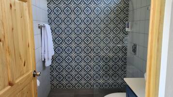 Douche, serviettes fournies, savon, shampoing