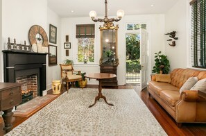 Televisión y chimenea 