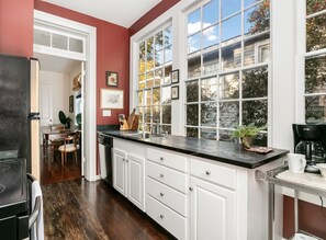 Fridge, microwave, stovetop, coffee/tea maker - 1864 Little Brick | 1/1, Full Kitchen, Hot Tub, Pet Friendly w/ fee (Natchez)