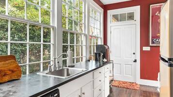 Refrigerador, microondas, parrilla de estufa y cafetera y tetera