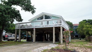 Une maison à deux étages avec un porche couvert et un garage.