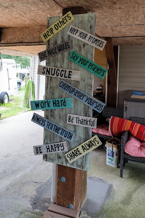 A wooden sign with motivational phrases. - Convenient location in KDH with easy shopping, grocery, beach and sound access (Kill Devil Hills)
