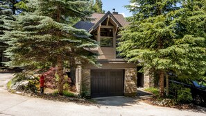 Exterior - Ski-In/Ski-Out | Prime Location | 3BR | Garage | Managed by Aloha Whistler (Whistler)