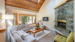 Smart TV, chimenea y libros 