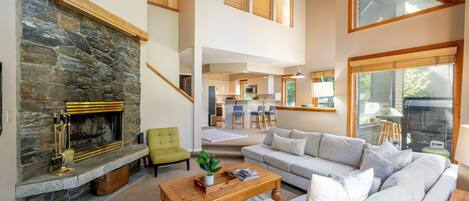 TV connectée, cheminée, livres