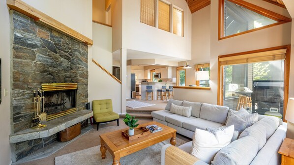 Smart TV, fireplace, books - Ski-In/Ski-Out | Prime Location | 3BR | Garage | Managed by Aloha Whistler (Whistler)
