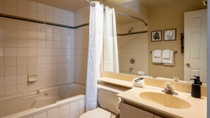 Een haardroger, handdoeken