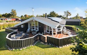 Outdoor dining - Nice home in Ebeltoft with sauna (Ebeltoft)