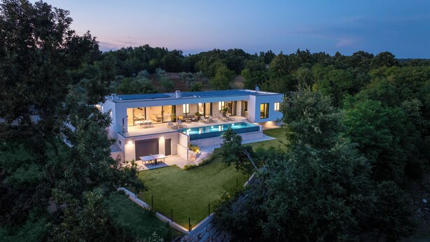 A modern two-story house with a swimming pool, surrounded by dense forest. - Villa Benina Rossa Inn (Istria - Žminj) (Žminj)