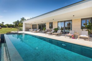 Unclassified image, 3 of 46, button