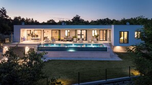 Unclassified image, 5 of 46, button