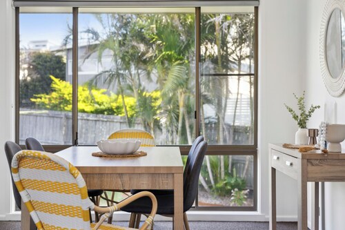 Turtle Lane, steps to the beach, pet-friendly, family beach house.