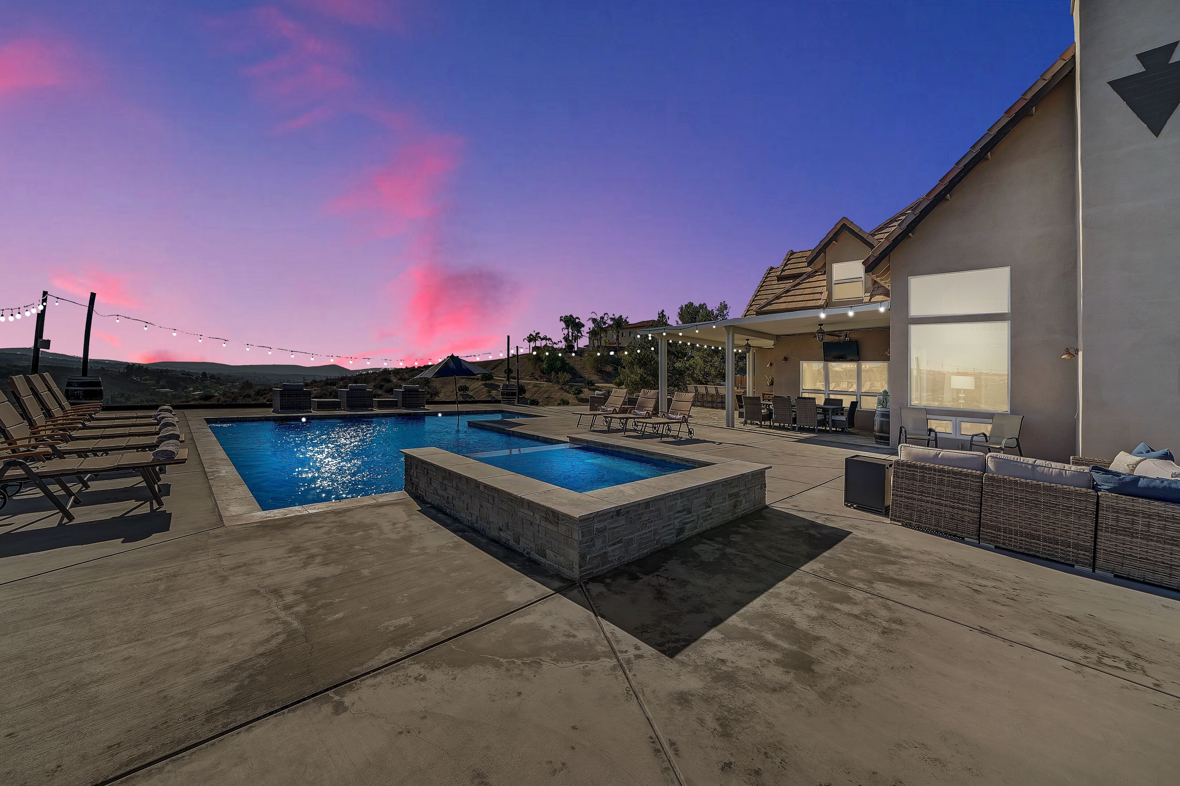 Welcome to Vista Dawn Estate! 7bd/4.5bth w/pool, spa, fire pit, games & VIEWS! 