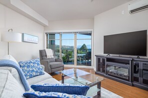 TV, ping pong - 2 bedroom retreat at Coppersky (West Kelowna)