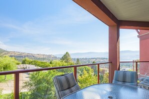 Outdoor dining - 2 bedroom retreat at Coppersky (West Kelowna)