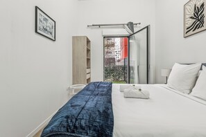Iron/ironing board, WiFi, bed sheets