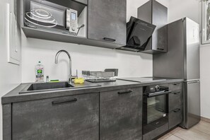 Private kitchen - 3-bedroom apartment in welcoming Bobigny with WiFi (Bobigny)