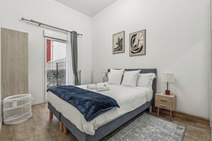 Tabla de planchar con plancha, wifi, ropa de cama