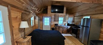 Cozy cabin in pleasant Lebanon with AC