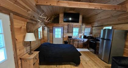 Cozy cabin in pleasant Lebanon with AC