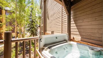 مغطس سبا خارجي