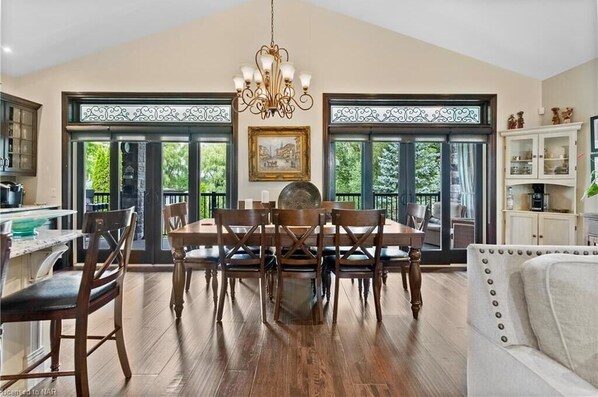 Frokost med lokale retter er inkludert hver dag