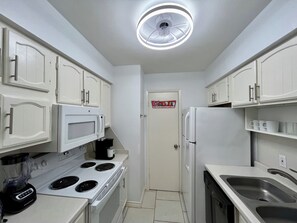 Een koelkast, een microgolfoven, een oven, een kookplaat