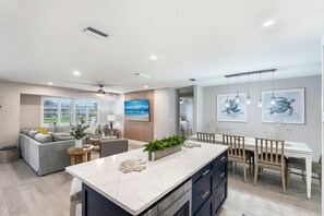 Dining - *Stunning New listing* Location! Complete renovation/lush yard. King beds (Fort Myers)