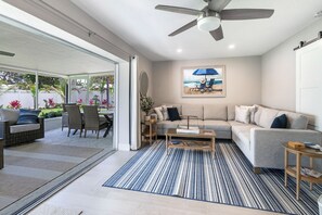 Smart TV, table football, printers - *Stunning New listing* Location! Complete renovation/lush yard. King beds (Fort Myers)