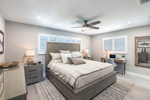 3 bedrooms, desk, iron/ironing board, WiFi - *Stunning New listing* Location! Complete renovation/lush yard. King beds (Fort Myers)