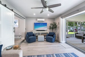 Smart TV, table football, printers - *Stunning New listing* Location! Complete renovation/lush yard. King beds (Fort Myers)