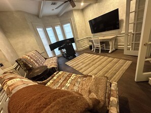 Smart TV, fireplace, DVD player, books - Experience Houston living near Willowbrook Mall  (Houston)