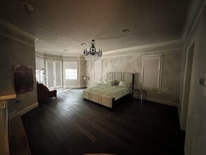 5 bedrooms, desk, iron/ironing board, free WiFi