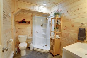 Serviettes fournies, savon, shampooing, papier de toilette