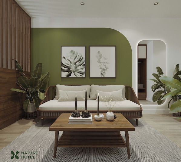 Een moderne woonkamer met een houten bank, een salontafel met decoratieve objecten, en twee ingelijste botanische prints aan de muur.