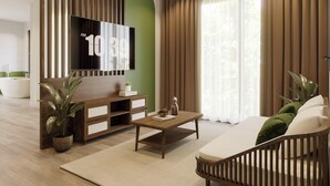 Una sala de estar moderna con un televisor montado en la pared, un sofá, una mesa de centro y un mueble para televisión.