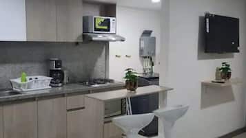 Refrigerador, microondas, horno y parrilla de estufa