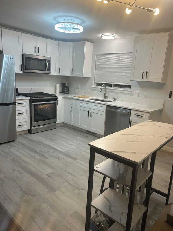 Kjøleskap, mikrobølgeovn, ovn og kokeplater