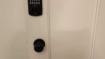 Een deur met een Kwikset keypad-slot en een ronde deurklink.