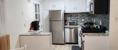 Microwave, oven, stovetop, cookware/dishes/utensils