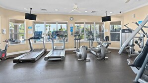 Ein Fitnessstudio mit Laufbändern, Crosstrainern und Gewichtsmaschinen.
