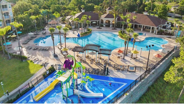 Ein Resort mit mehreren Schwimmpools, einem Wasserpark und verschiedenen Liegebereichen.