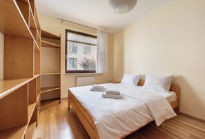 1 habitación, escritorio, tabla de planchar con plancha y wifi 