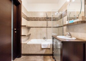 Articles de toilette gratuits, sèche-cheveux, serviettes fournies