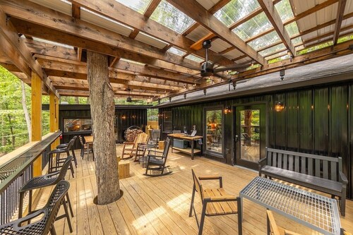 Milam Ridge: Modern Cabin Escape. Hot Tub, Covered Deck, Fire Pit