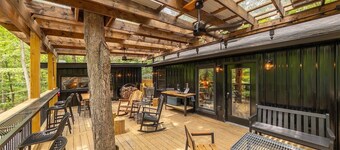 Milam Ridge: Modern Cabin Escape. Hot Tub, Covered Deck, Fire Pit